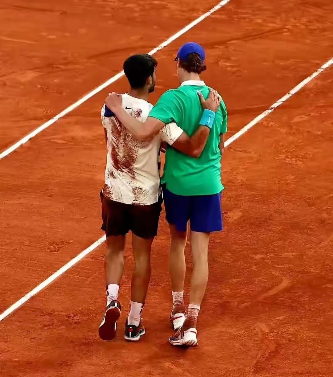 意大利网球队鏖战法国网球队，费德勒制霸全场