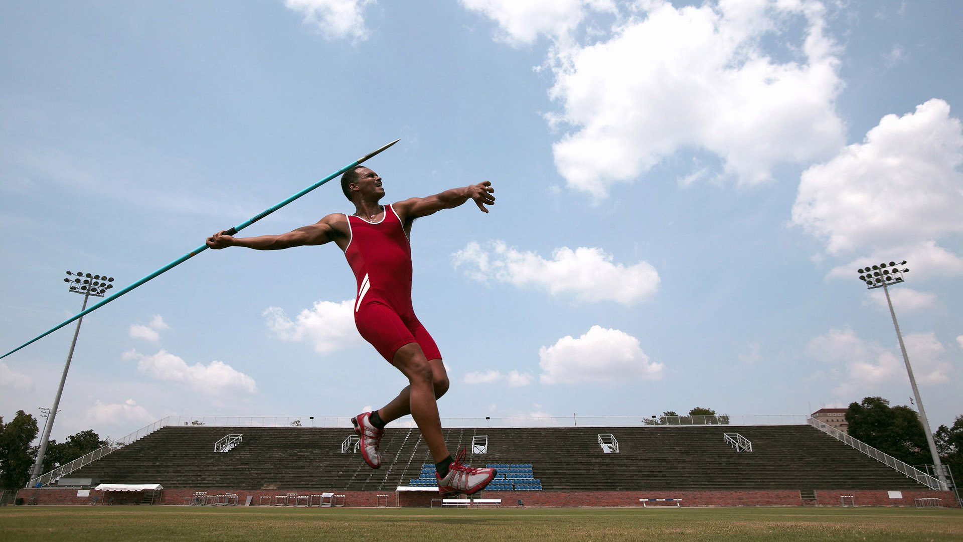 街道赛焦点战，历史与科技的终极对决，勇士车队如何完胜雄鹿？