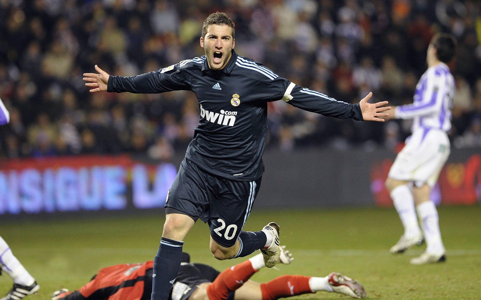 开云体育app-欧冠风暴席卷绿茵场，NBA火箭冲垮湖人启示录，当竞技体育的逆袭剧本双线引爆